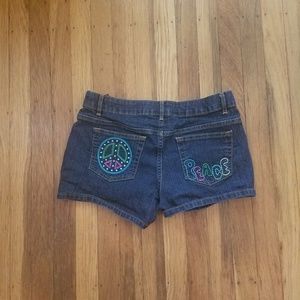 Short Jeans Peace and Peace Sign Design